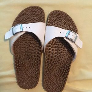 Birkenstock (Birkis)